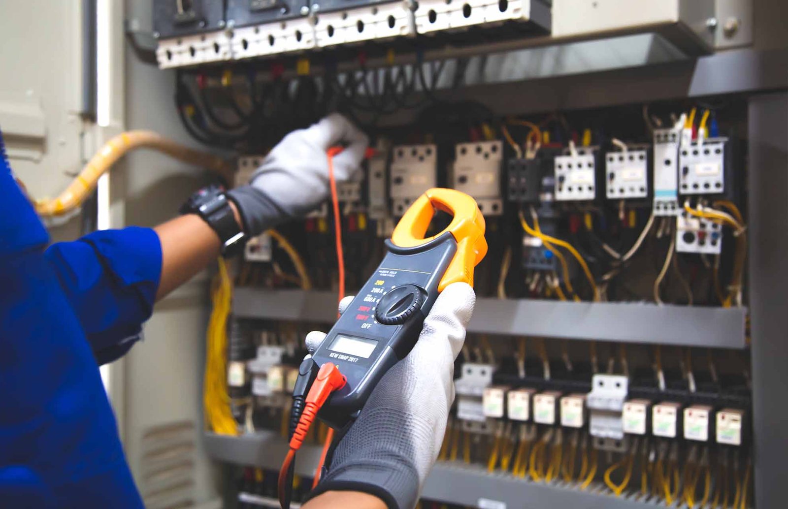 contacta-con-electricista-en-valencia-instaladores-el-ctricos